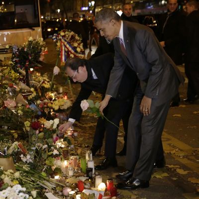 Yhdysvaltain presidentti Barack Obama ja Ranskan presidentti François Hollande laskevat kukat Bataclanin iskun uhrien muistomerkille Pariisissa myöhään sunnuntaina.