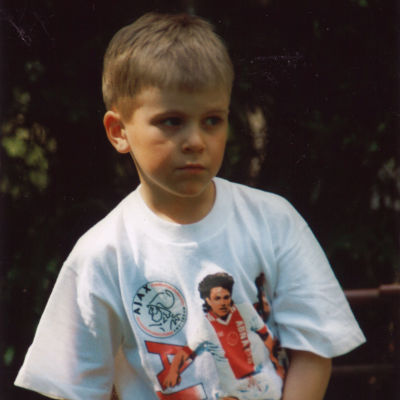 Rasmus Schüller som barn i Jari Litmanen-tröja.