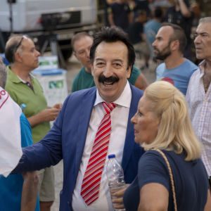 Christos Salaounis och Katerina Laiou firar Ny demokratis seger i Aten. Salaounis har haft flaggan sedan 1981. Christos Salaounis och Katerina Laiou firar Ny demokratis seger i Aten. Salaounis har haft flaggan sedan 1981.