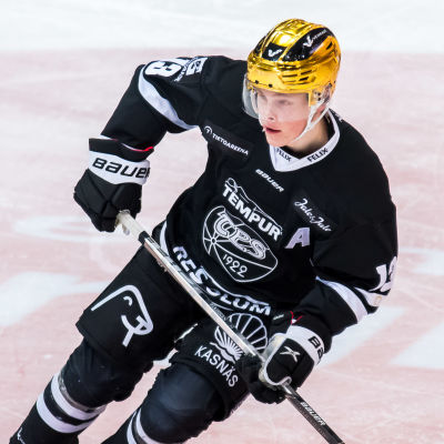 Juuso Pärssinen spelar ishockey.