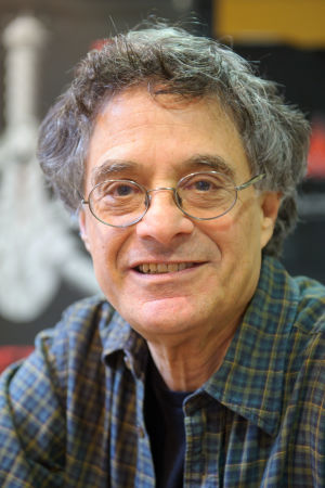 Kielitieteilijä Marc Okrand on kehittänyt klingonin kielen. US linguist Marc Okrand, the creator of the Klingon language, smiles during the 'qepHom', a small meeting of Klingon speakers, at a hostel in Saarbruecken, Germany, 30 October 2015. About 60 Star Trek fans are learning the fictional Klingon language from