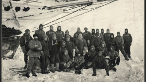Gruppbild på besättningen stående på isen nedanför Endurance Gruppbild på besättningen på Endurance