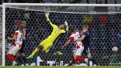 David Marshall mellan stolparna hade ingen chans då Ivan Perišić stod för en nätt nick.