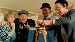 En glad kvartett 1981.Siw Malmkvist, Nils Brandt, Ulf Brunnberg och Gösta Ekman i Varning för Jönssonligan (1981). Scen ur filmen Varning för JÖnssonligan där man öppnar en väska.