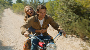 Ung rebell. Donna (Lily James) tackar inte nej till en tur med den blivande arkitekten Sam (Jeremy "Warhorse" Irvine). Den unga Donna åler motorcykel med den unge Sam.