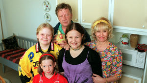 Onni (Sulevi Peltola), Anja (Eeva Litmanen), Outi (Karoliina Franck), Samuli (Janne Sutka) ja Tuuli Partanen (Siiri Sinnemäki) vuonna 1999.