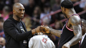 Kobe och LeBron var goda vänner. Kobe Bryant skakar hand med LeBron James.