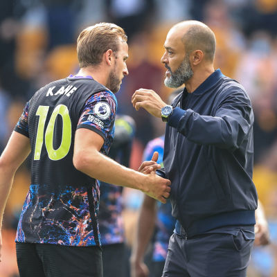 Harry Kane skakar hand med Nuno Espirito Santo.