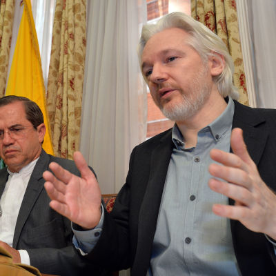 Julian Assange håller presskonferens på Ecuadors ambassad i London den 18 augusti 2014.