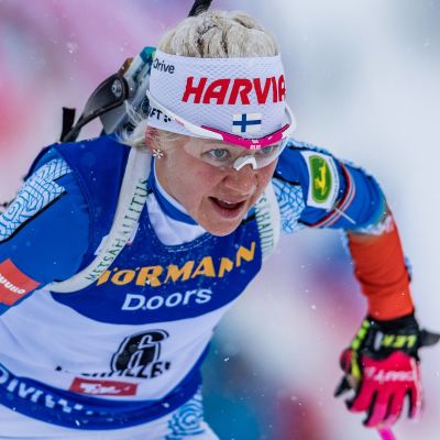 Kaisa Mäkäräinen skidar iväg i Hochfilzen 2017.