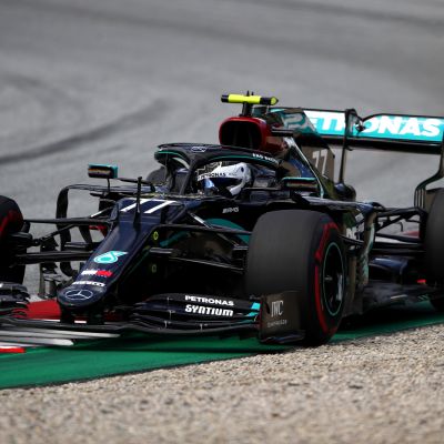 Valtteri Bottas ajaa Itävallan radalla.
