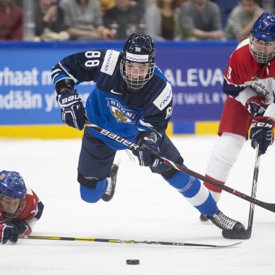 Ronja Savolainen (vas.) ja Alena Mills.
