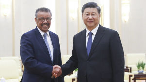 President Xi Jinping tog emot WHO:s generalsekreterare Tedros Adhanom Ghebreyesus i Folkets stora hall invid Himmelska fridens torg i Peking, där tusentals oppositionella befaras ha dödats av regimens soldater 1989. WHO:s generalsekreterare Tedros Adhanom Ghebreyesus besöker Kinas ledare Xi Jinping i Peking.