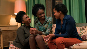 Tish mellan syrran (Teyonah Parris) och mamman (Regina King) Tish och hennes mamma och syster i familjesoffan i If Beale Street Could Talk.