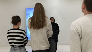 Museilektor Melanie Orenius förklarar spelreglerna Museilektor Melanie Orenius berättar om den tysta guidningen