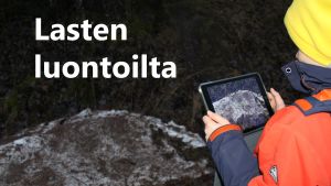 Poika kuvaa likaista lumikasaa.