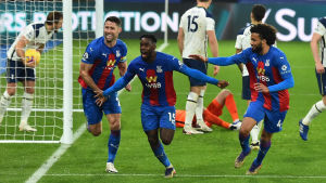 Jeffrey Schlupp kvitterade sent. Jeffrey Schlupp firar mål springandes från lagkamrater.