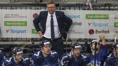 Jukka Jalonen står bakom spelarbänken under match.