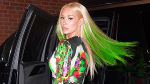 Iggy Azalea blev deplattformerad. Iggy Azalea stiger ut ur bil med grön läskedryck i handen.
