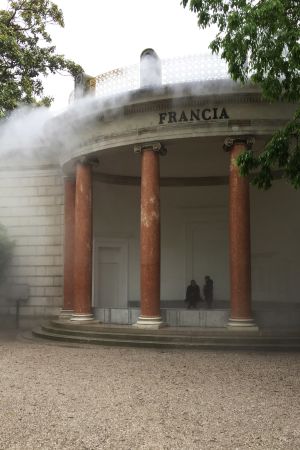 Dimma sipprar fram från den franska paviljongbyggnaden i Venedig 2019. Mist sipprar fram från den franska paviljongbyggnaden i venedig 2019.