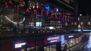 Fasaden till det 45 år gamla Kulturhuset där Stadsteatern normalt verkar. Renoveringen pågår fram till 2020. Teaterns fasad.
