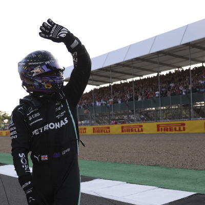Lewis Hamilton var snabbast i tidskvalet på Silverstone.
