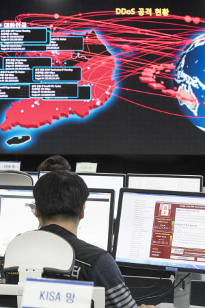 Bilden är fotograferad i maj 2017, då eventuella WannaCry-attacker analyserades i Sydkorea. Sydkoreanska experter som försöker slå fast vem som låg bakom den globala cyberattacken vill inte utpeka Nordkorea i det här skedet