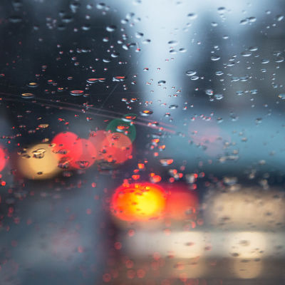 Regnväder genom bilfönster