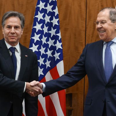 Yhdysvaltain ulkoministeri Antony Blinken ja Venäjän ulkoministeri Sergei Lavrov kättelivät Genevessä ennen neuvottelujaan.