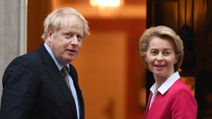 Boris Johnson och Ursula von der Leyen träffades i Downing Street i januari. Nu förhandlar de två främst per distans. Ursula von der Leyen och Boris Johnson utanför Downing Street i