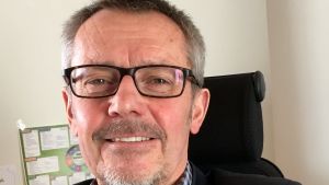 Anders Lindström var med när skyddsområdet grundades. En leende man, ansiktsbild, rutig skjortkrage, mörk kavaj, glaögon med svarta bågar, fotad i kontorsmiljö
