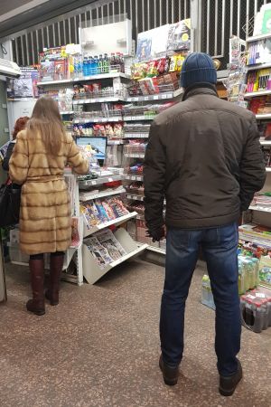Det är lätt att köpa sin tidning som lösnummer, men också prenumerationer är vanliga i Ryssland. En man och en kvinna i en kiosk i Ryssland. Det är lätt att köpa sin tidning som lösnummer, men också prenumerationer är vanliga i Ryssland.