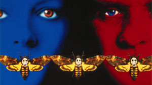 Uhrilampaat-elokuvan julistekuvan versio, kahdet kasvot, sinistä ja punaista ja mustaa ja pääkallokiitäjiä. 