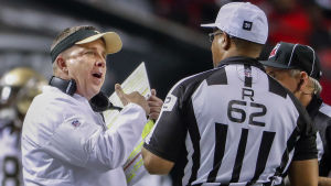 Saints-tränaren Sean Payton var inte direkt nöjd med domarna i semifinalen. Sean Payton diskuterar med en domare.