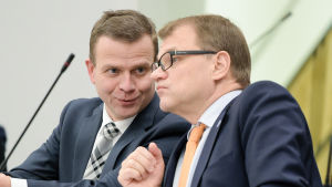 Finansminister Petteri Orpo (Saml) och statsminister Juha Sipilä (C), november 2016. Statsminister Juha Sipilä och finansminister Petteri Orpo i riksdagen