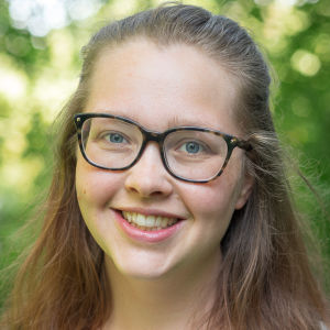 Korsholms teaters ordförande Jeanette Granberg, säger att det fanns ett sug efter teater redan förra sommaren. Ung kvinna med glasögon står ute i vårgrönska.