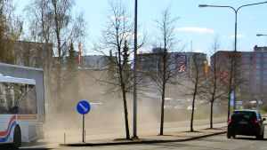 Gatudammet orsakar problem speciellt i städer (arkivbild). Buss drar uppdammoln efter sig.