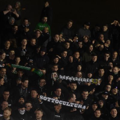 Katsojia ottelussa Boriussia Mönchengladbach - FC Köln stadionin ulkopuolella.