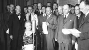 Hella Wuolijoki yleisradiolaisten ympäröimänä (1946.
