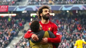 Mohamed Salah gjorde Liverpools andra mål. Mohamed Salah omfamnas av en lagkamrat.
