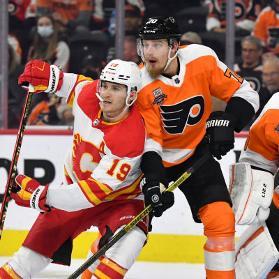 Philadelphia Flyersin Rasmus Ristolainen puolustaa joukkueensa maalia Calgary Flamesin Matthew Tkachukia vastaan marraskuun 2021 ottelussa NHL:ssä.