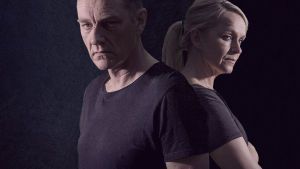 Kari Sorjonen (Ville Virtanen) ja Lena Jaakkola (Anu Sinisalo) tummanpuhuvassa kuvassa selät vastaikkain.