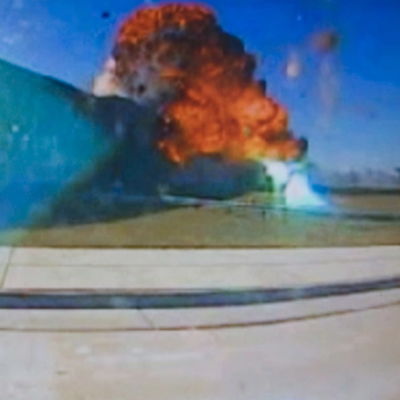 Bild på när ett flygplan kör in i USA:s försvarsministerium och exploderar.