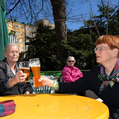 Olutseura Befun jäsen Kaija Halme (oikealla) nostaa tuopin Metrolle ystäviensä Jouko Tallimäen ja Aino Lindforsin kanssa.