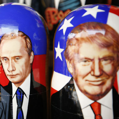 USA:s president Donald Trump och Rysslands president Vladimir Putin avbildade på traditionella ryska Matrjosjka-dockor. 