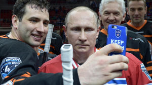 Vladimir Putin är en stor vän av ishockey, här fotograferad tillsammans med den tidigare Jokerit-ägaren Roman Rotenberg. Vladimir Putin, Gennady Timchenko, Roman Rotenberg