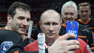 Roman Rotenberg och Gennadij Timtjenko sägs stå Vladimir Putin nära. Roman Rotenberg, Gennadi Timtshenko ja Vladimir Putin ottavat itsestään selfie-kuvaa.