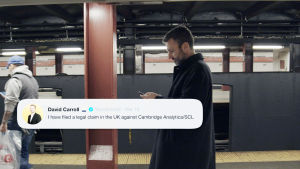 Hur ska man motstå att radera sin Facebook-profil efter att ha sett filmen? Genom att vara smartare på sociala medier, uppmanar medieprofessorn David Carroll som ses här i New Yorks tunnelbanesystem. Bild på professorn David Carroll i tunnelbanesystemet i New York.