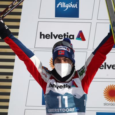 Heidi Weng tuulettaa MM-hopeaansa kädet ylhäällä.