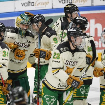 Ilveksen pelaajat onnittelevat Eetu Mäkiniemi (38) ottelun jälkeen jääkiekon Liigan ottelussa Ilves vs. Lukko.